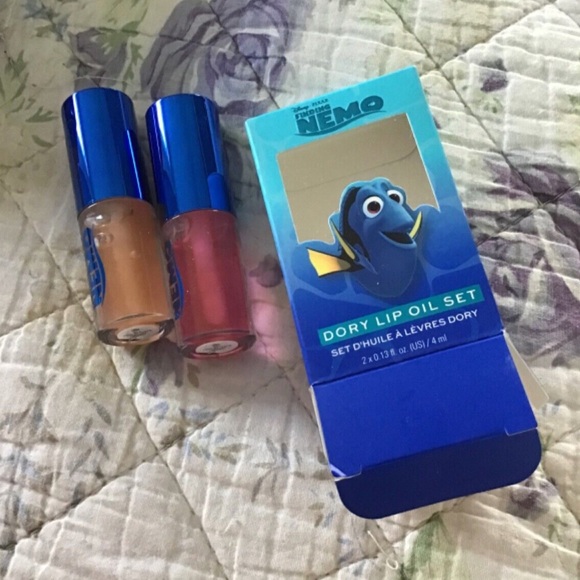 Finding Nemo Disney 17 pcs Set Makeup Revolution Eyeshadow lip oil brush bag New - Picture 12 of 14
